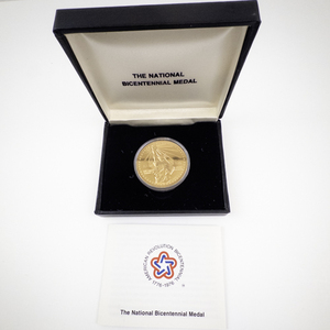 lot 353 image: 1976 National Bicentennial Medal Gold Plated Bronze 1.5 Inch with Case
