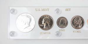 lot 385 image: 1967 US Mint 40% Silver Special Mint Coin Set in Display Case