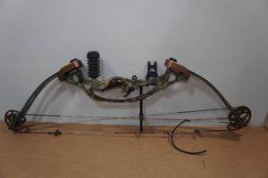 lot 2I image: Hoyt Sierra Tec RH Compound Bow