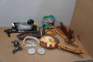 lot 253 image: Assorted Cabin Dcor