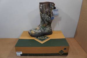 lot 12 image: Muck Boots Vibram Arctic Grip AT Boots - Size 5