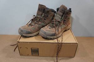 lot 25 image: Vasque Mens Hiking Boots - Size 13