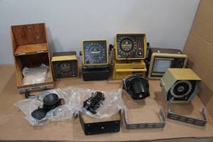 lot 211 image: Assorted Vintage Lowrance Fish Finders