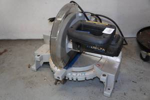 lot 23 image: Delta Shopmaster Miter Saw