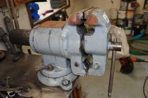 lot 20 image: Bench Vise