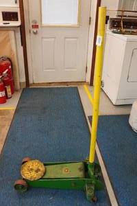 lot 69 image: John Deere Floor Jack