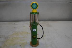 lot 105 image: Die Cast Gas Pump - John Deere