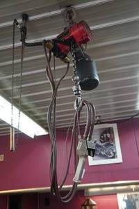 lot 62 image: ARO 12 Ton Pneumatic Chain Hoist