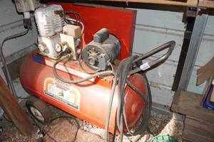 lot 162 image: SMC 30 Gallon Electric Air Compressor