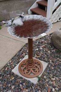 lot 210 image: Bird Bath