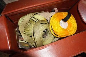 lot 184 image: Custom Kitchens Bag with Ratchet Straps