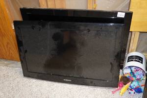 lot 243 image: Samsung and Sony 32 TVs