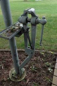 lot 196 image: Large Vise