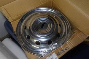 lot 404 image: Set of 4 1951 Ford Crestline Hub Caps