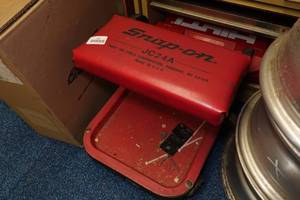 lot 442 image: Snap-On Tools JC24A Shop Stool