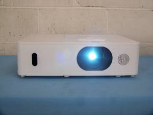 lot 25 image: Hitachi CP-WU5505 WUXGA 5000-Lumen HD Home Theater LCD Projector  Projection System