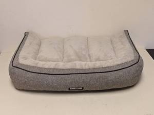 lot 122 image: KIRKLAND SIGNATURE SMALL PET BED