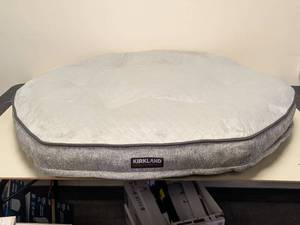 lot 123 image: KIRKLAND SIGNATURE OXOGON PET BED