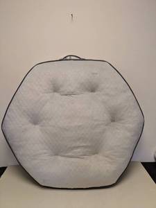 lot 125 image: KIRKLAND SIGNATURE LARGE HEXAGON PET BED