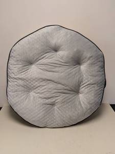 lot 127 image: KIRKLAND SIGNATURE SMALL OCTOGON PET BED