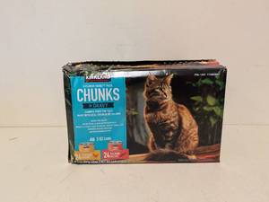 lot 90 image: KIRKLAND SIGNATURE 2-FLAVOR VARIETY PACK CHUNKS IN GRAVY