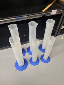 lot 40L image: Set of 5 Plastic Graduated Cylinders 1000 mL and 2000 mL