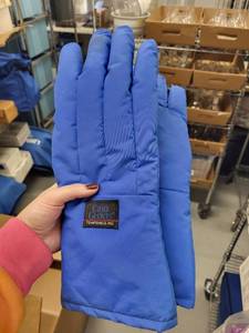 lot 102L image: Tempshield Cryo-Gloves Protective Laboratory Gloves
