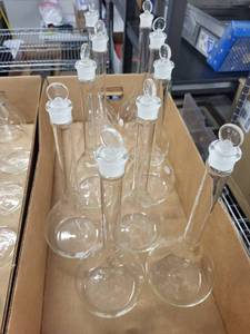 lot 120L image: Set of 8 Kimax 500mL Glass Volumetric Flasks with Stoppers