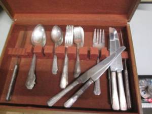 lot 399 image: Vintage flatware with wood case...