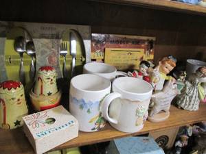 lot 416 image: Vintage figurines, mugs and other f...