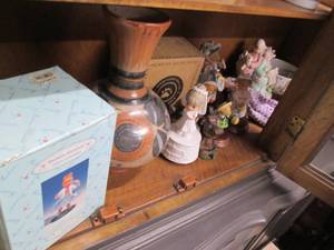 lot 418 image: Boyds Bears, precious Moments and ...
