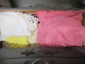 lot 420 image: Drawer of larger size colorful doil...