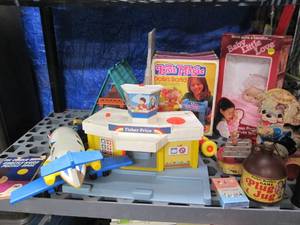 lot 426 image: Vintage toys, games and accessories...