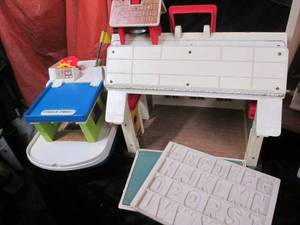 lot 430 image: Vintage Fisher Price school house a...