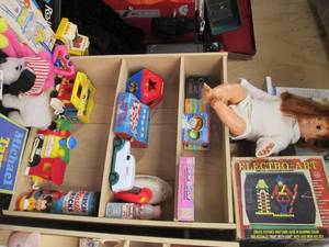 lot 435 image: Wide variety of vintage toys and ga...