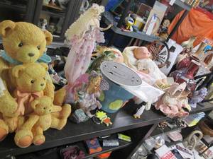 lot 441 image: Wide variety of vintage collectible...