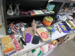 lot 442 image: Vintage collectibles including book...