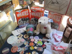 lot 456 image: Vintage sports collectibles, button...