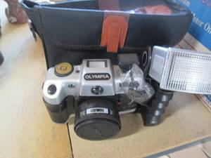 lot 464 image: Vintage Camera with an assortment f...