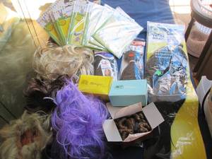 lot 465 image: Variety of wigs, gift basket shrink...