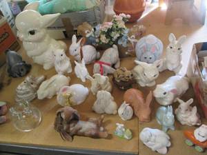 lot 468 image: Lot of assorted rabbit figurines an...