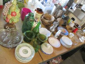 lot 472 image: Wide variety of vintage through mod...