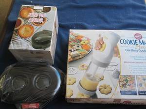 lot 17 image: NEW Cookie press, Mini donut maker ...