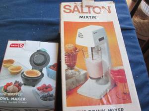lot 19 image: Vintage in original box Salton drin...
