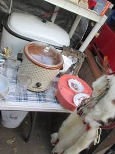 lot 98 image: Larger Roaster, standard crock pot,...