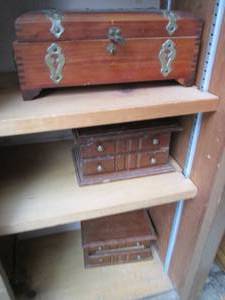 lot 102 image: Trio of assorted size Vintage jewel...