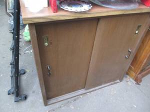 lot 104 image: Wood sliding door cabinet. Approx 3...