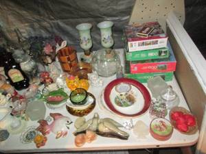 lot 126 image: Large lot of vintage home decor, pu...