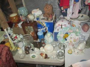 lot 127 image: Collection of vintage home decor, d...