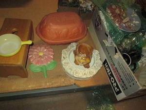 lot 149 image: Small wood step stool, outdoor orna...